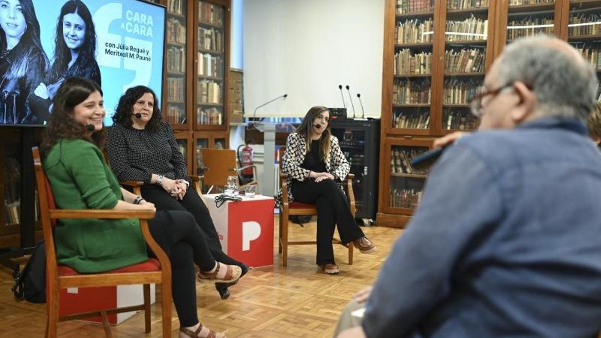 Meritxell M. Pauné, Gemma Martínez y Júlia Regué, en un momento del encuentro con los lectores.