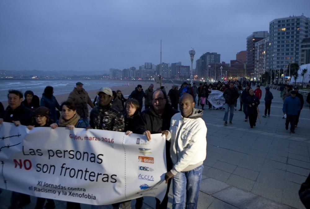 Cadena humana contra el racismo