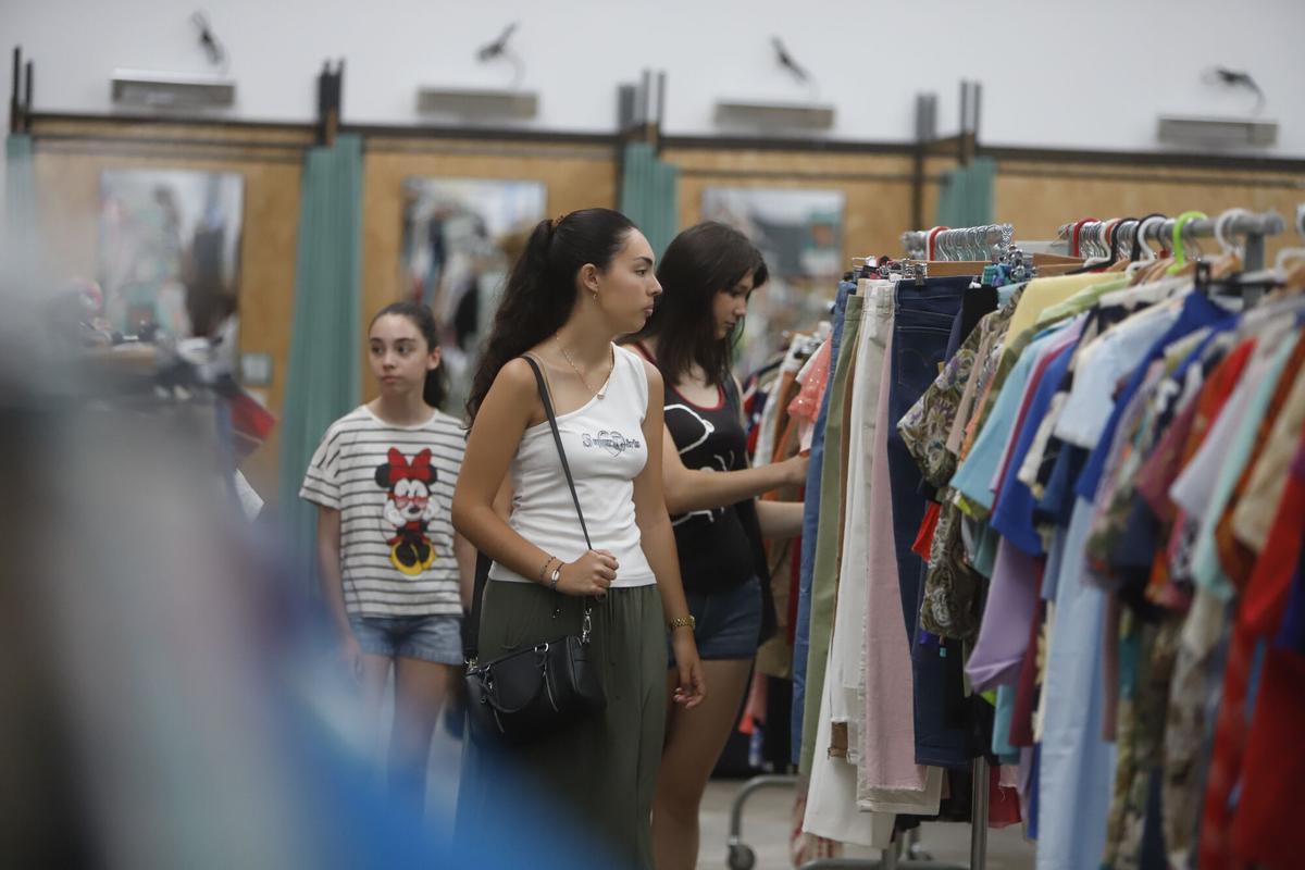 La 'tienda' de Zaragoza con más ropa de segunda mano comienza sus rebajas de verano: descuentos de hasta el 30%: “Nuestra misión es intentar salvar el planeta”
