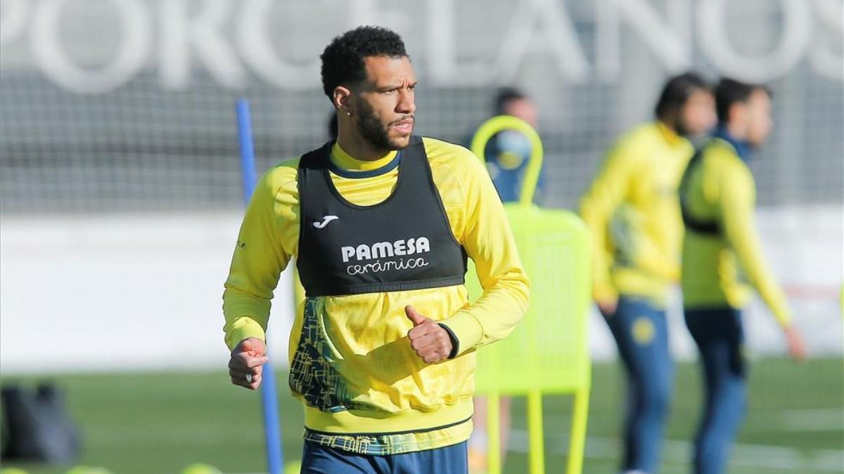 Étienne Capoué durante una sesión de entrenamiento del Villarreal.