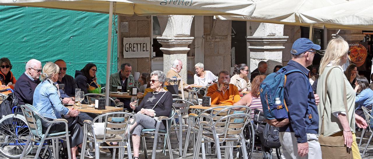 Turistas en una terraza en Praza da Constitución