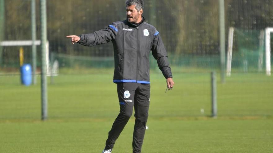 Gustavo Munúa durante un entrenamiento del Deportivo Fabril esta última temporada.