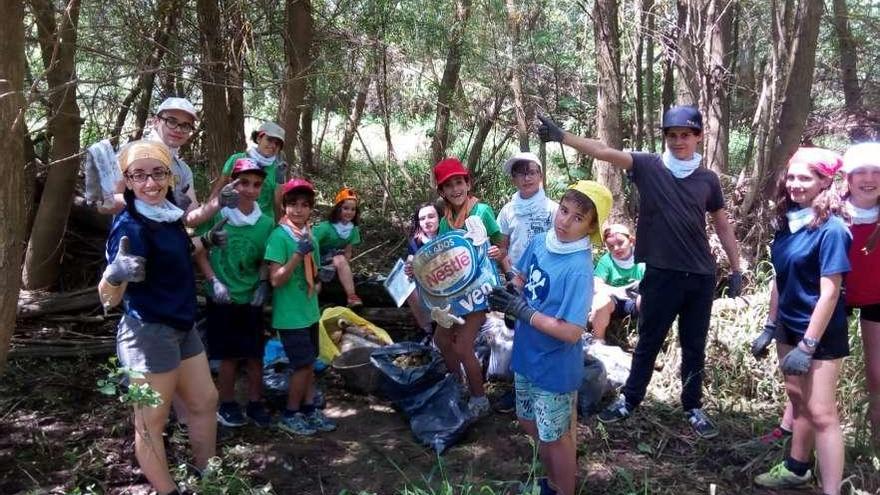 Integrantes del grupo de Scouts Senda Norte en plena recogida de basura el pasado sábado.