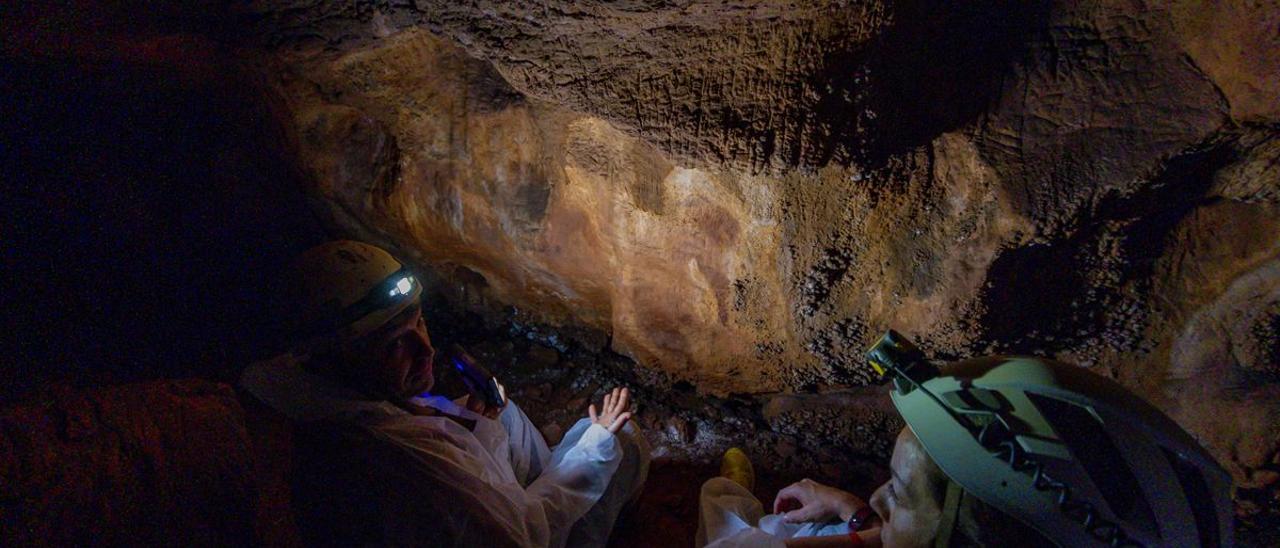 Interior de la cueva de Maltravieso en la visita que realizaron los medios de comunicación el pasado 19 de octubre.