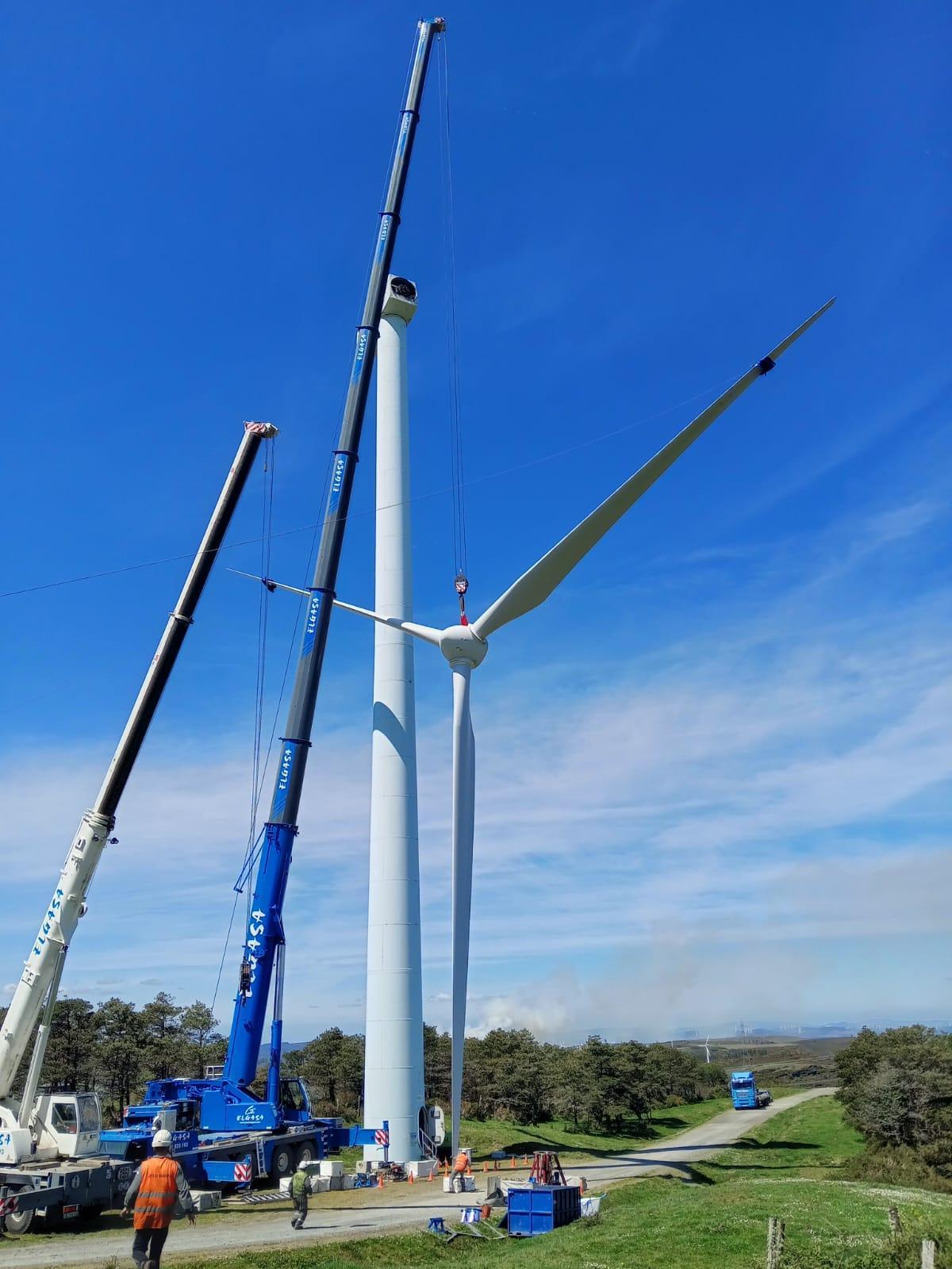 Tareas de desmantelamiento de los aerogeneradores antiguos del parque eólico Muras de Iberdrola.