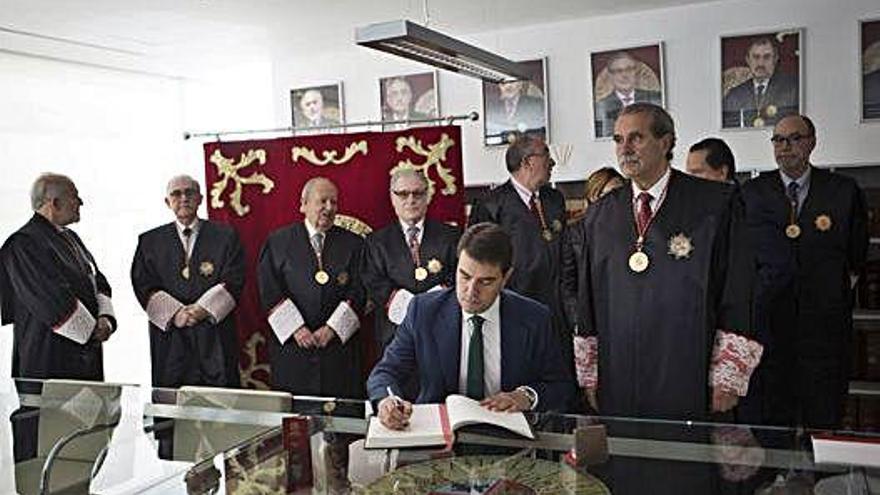 Agustín Sánchez de Vega (de pie, a la derecha), durante uno de los últimos actos en el Consultivo.