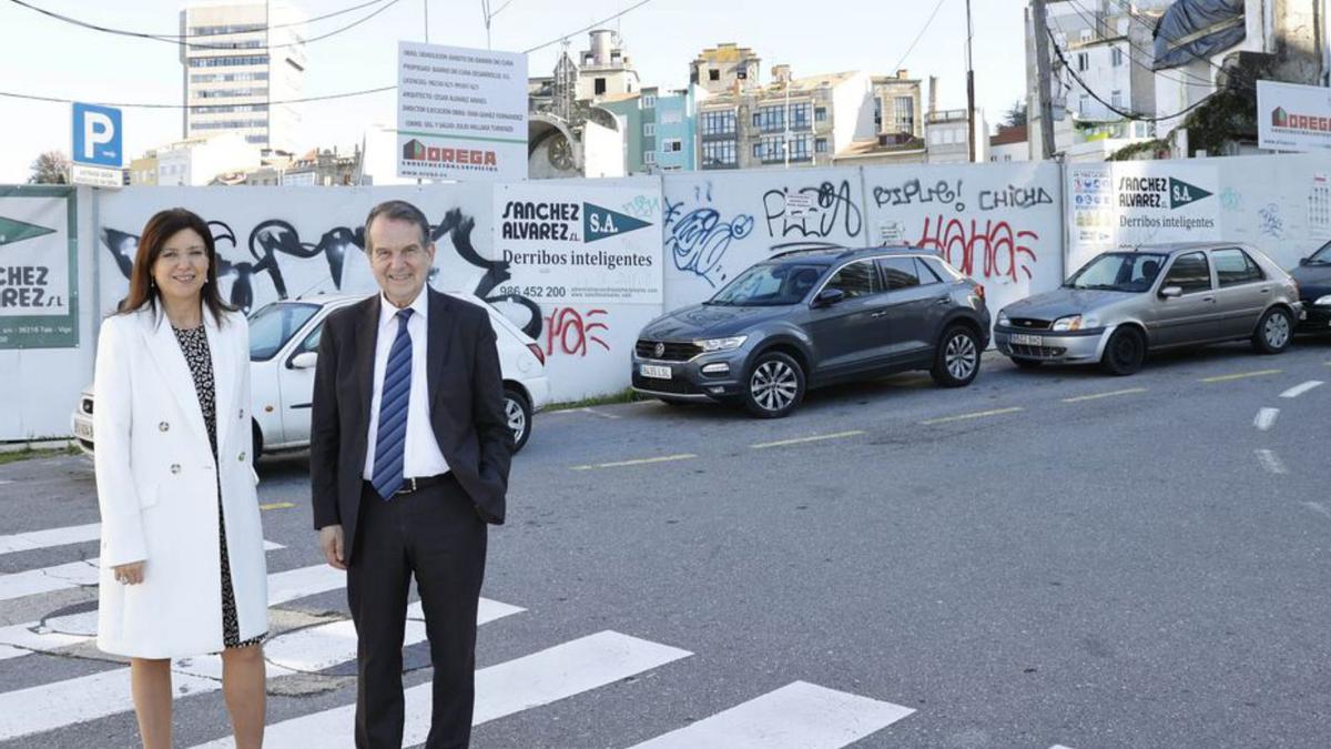 María Xosé Caride y Abel Caballero ante el Barrio do Cura.  / ALBA VILLAR