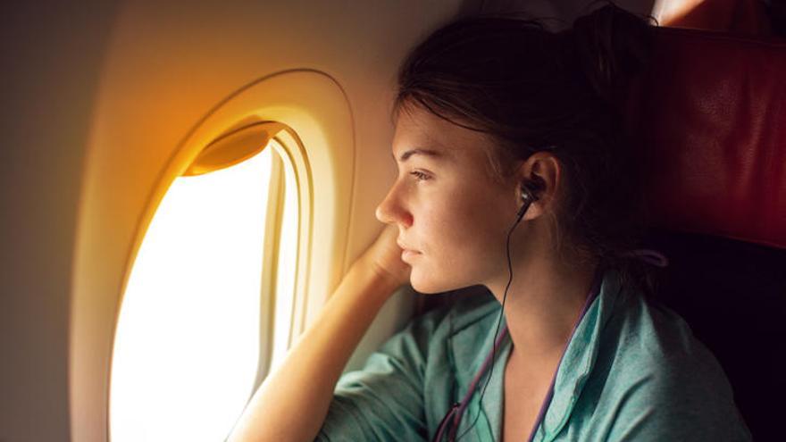 Una jove viatjant en avió