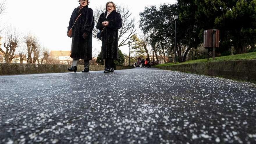 Dos mujeres pasean por una zona del Campillín en la que se usó sal para combatir la helada.