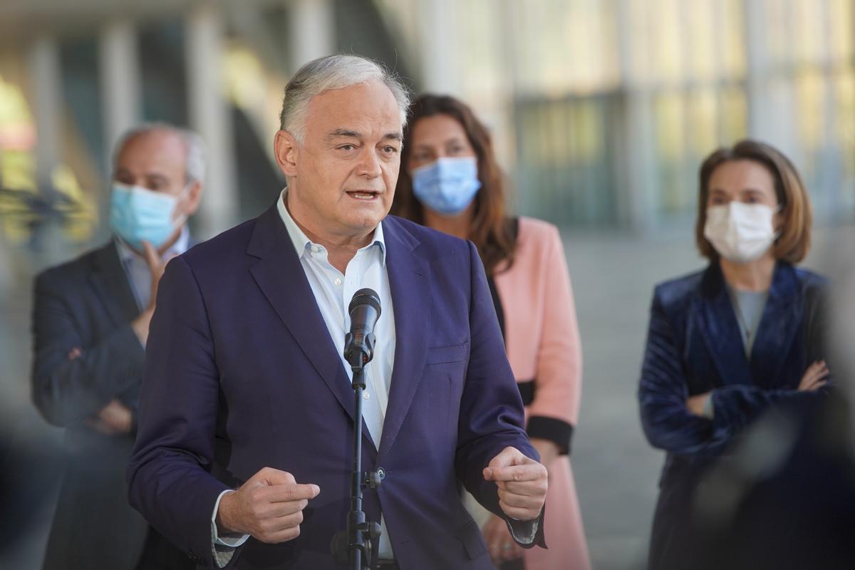 El vicesecretario de acción institucional del PP, Esteban González Pons, atendiendo a los medios.