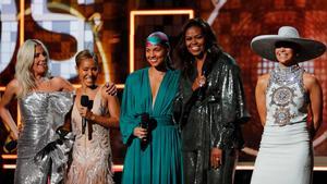 Lady Gaga y el orgullo latino brillan en la alfombra roja de los Grammy. En la foto, de izquierda a derecha, Lady Gaga, Jada Pinkett Smith, Alicia Keys, Michelle Obama y Jennifer López.