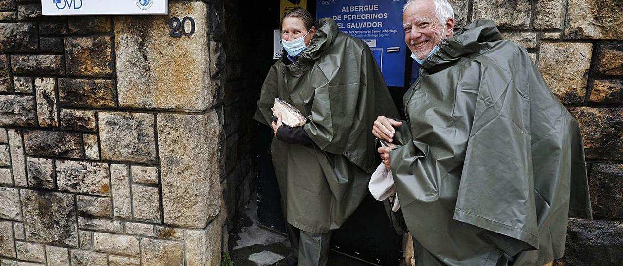 Angeliqué Padé y Richard Chanel, a su llegada al albergue de peregrinos de Oviedo.