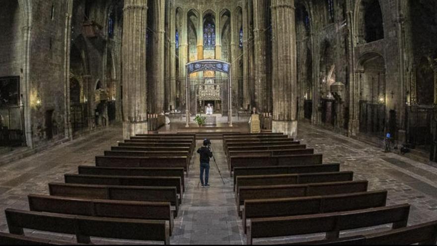 La catedral de Girona buida durant la missa.