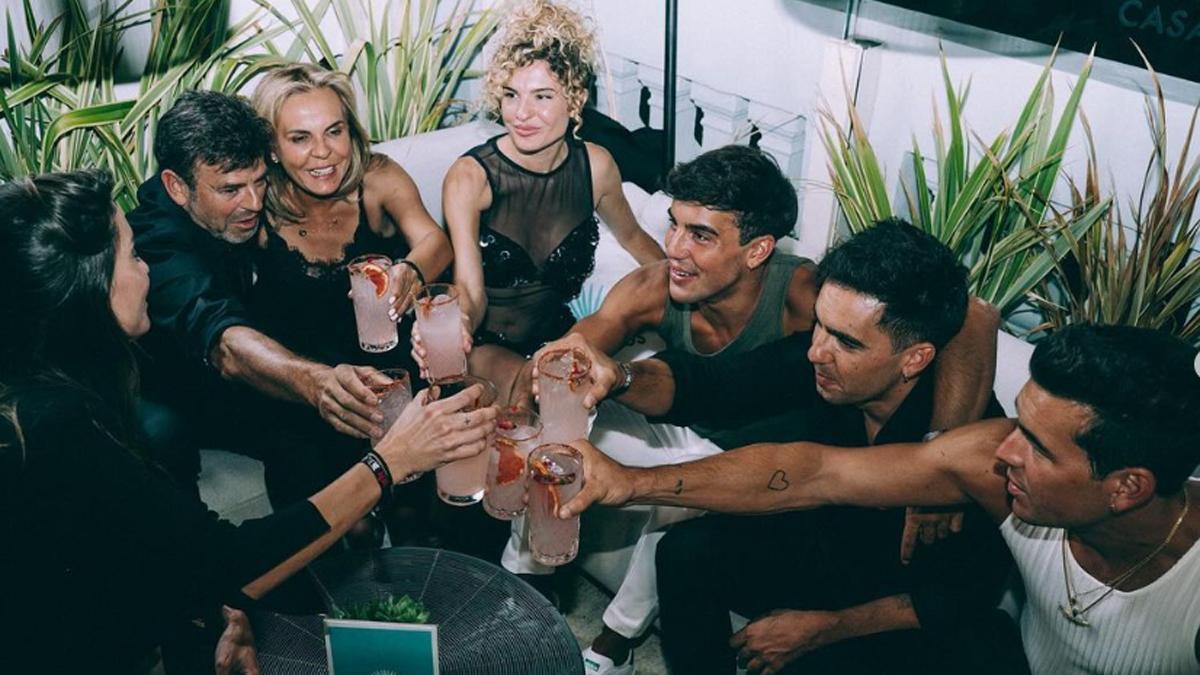 Sheila Casas, junto a parte de su familia