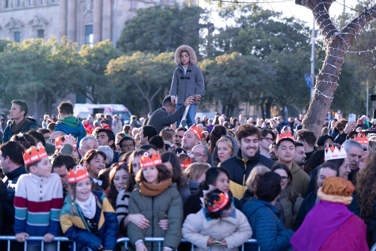 Miles de personas colman la costa de Barcelona para dar la bienvenida a los Reyes Magos