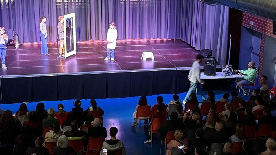 Un instante de una de las representaciones que se llevaron a cabo en el II Certamen Teatral Escolar Gloria Fuertes.