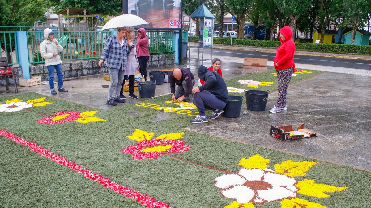 Elaboración de una de las alfombras en el centro de Vilanova