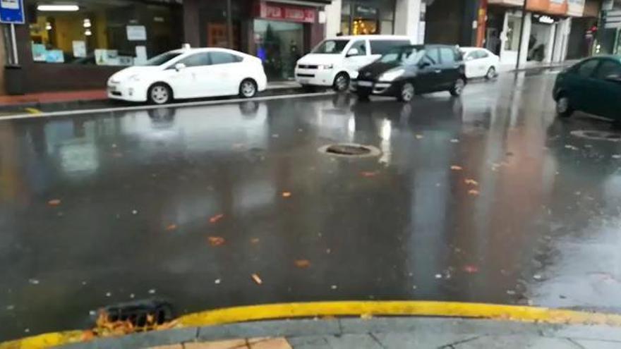 Una alcantarilla de Las Meanas no soporta la lluvia