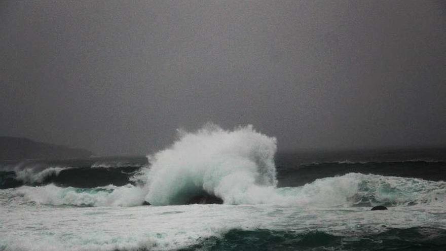 El fuerte oleaje se dejó sentir con fuerza en la playa de Lagos, en Bueu. // Elena Núñez Caiño