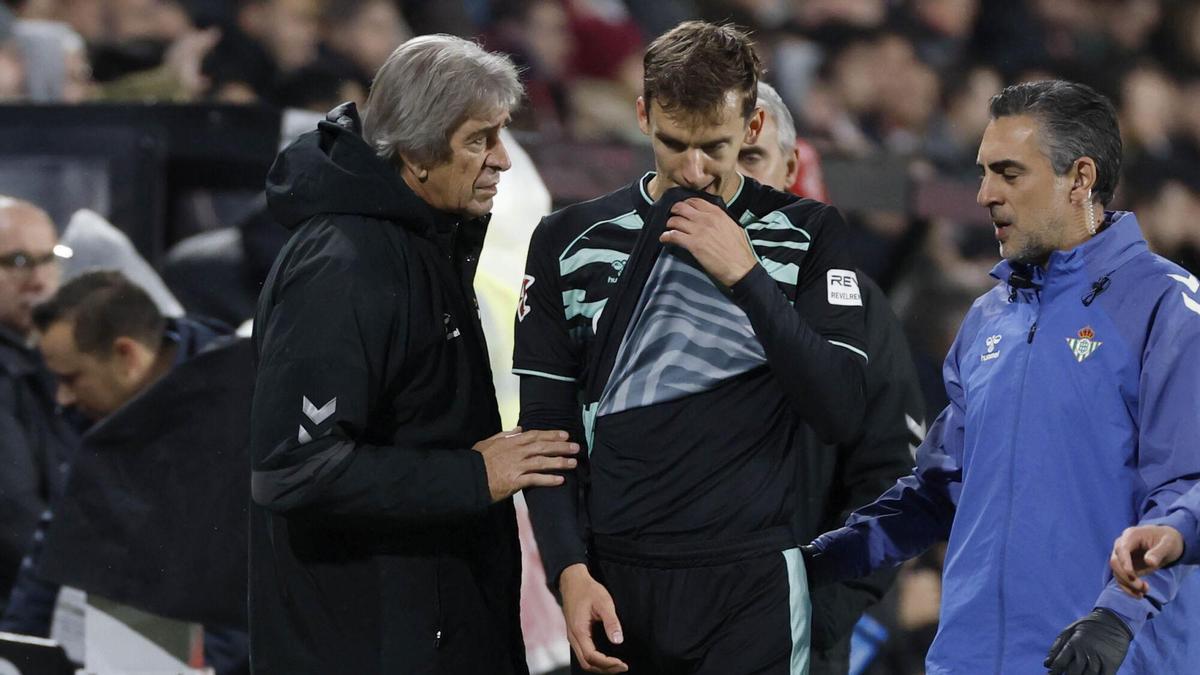 Manuel Pellegrini habla con Diego Llorente tras lesionarse el central del Betis en el minuto 4 del partido en Vallecas contra el Rayo Vallecano de la jornada 16 de LaLiga.