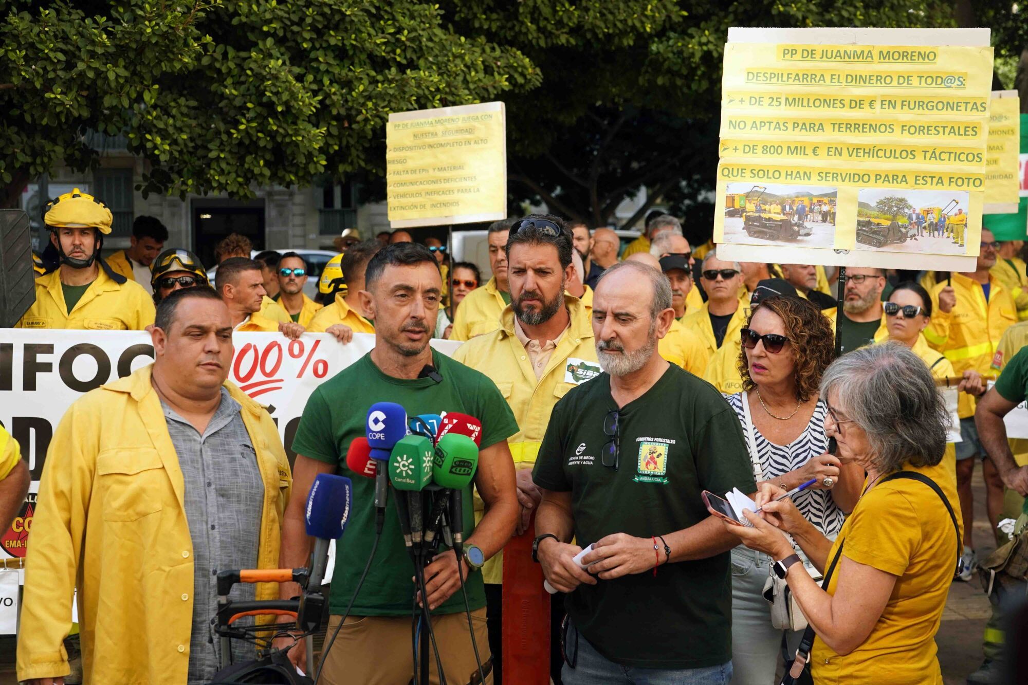 Los bomberos del Infoca se manifiestan en Málaga: 'Nuestros derechos se luchan y se defienden', convocada por CGT, CCOO, UITA, CSIF, SIBFI y Movimiento Infoca, por las precarias condiciones del servicio de extinción 