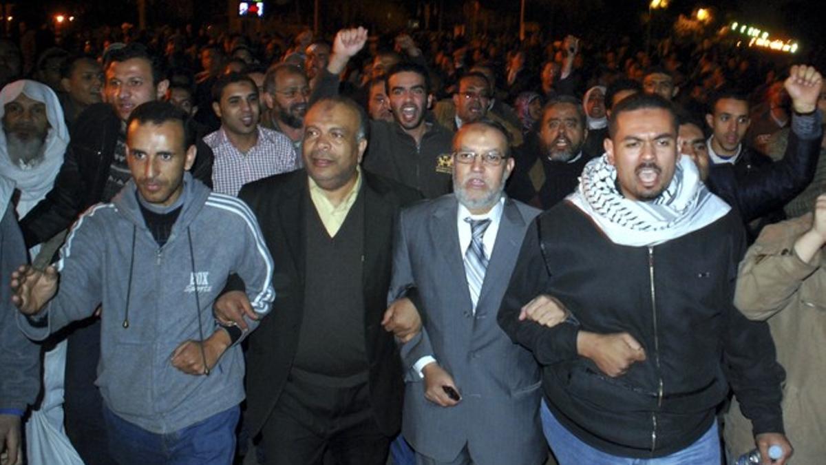 Dirigentes del partido islamista Hermanos Musulmanes participan en las protestas contra el régimen, la noche del domingo en El Cairo.