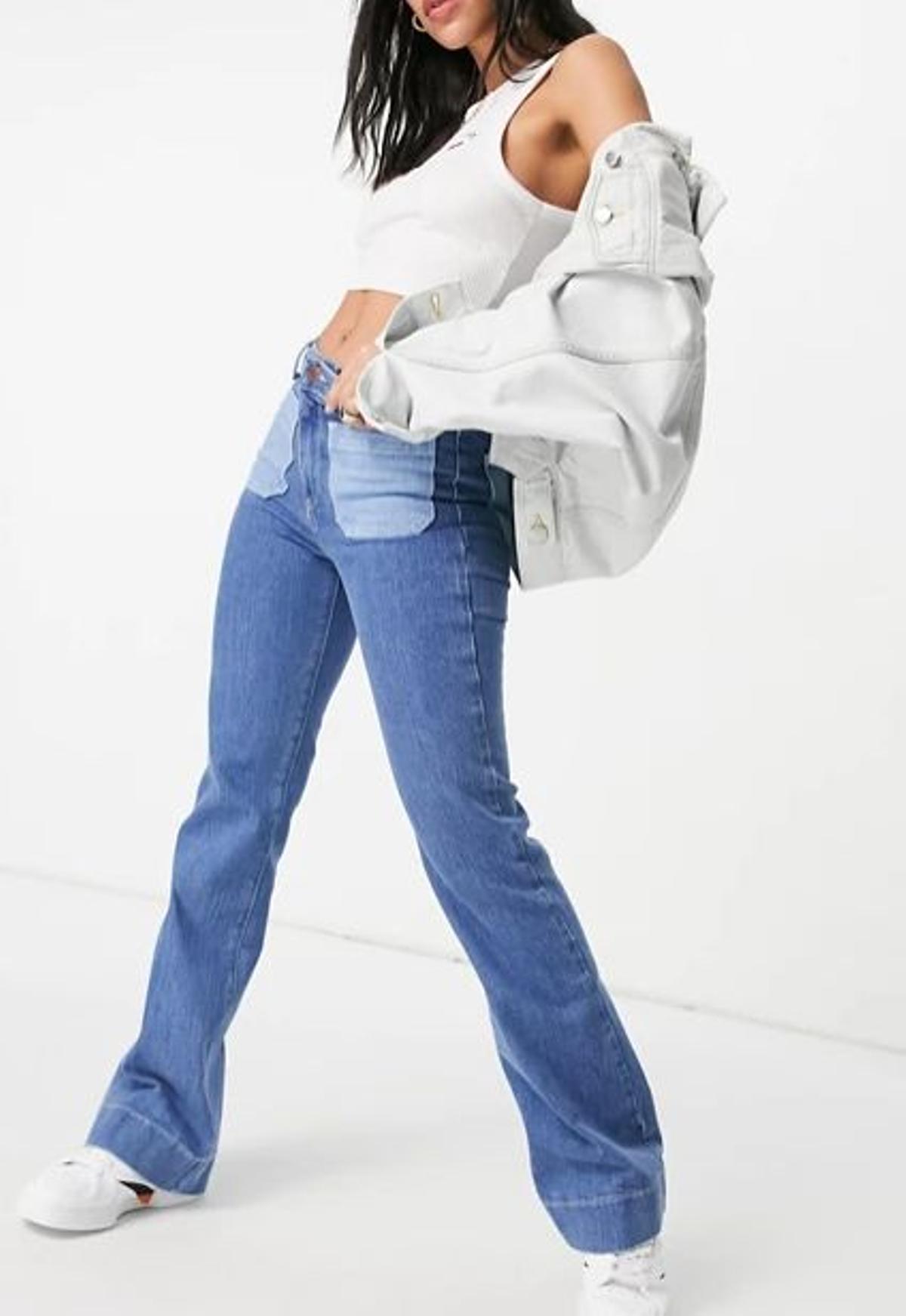 Pantalones de campana azules con bolsillos de parche de Wrangler