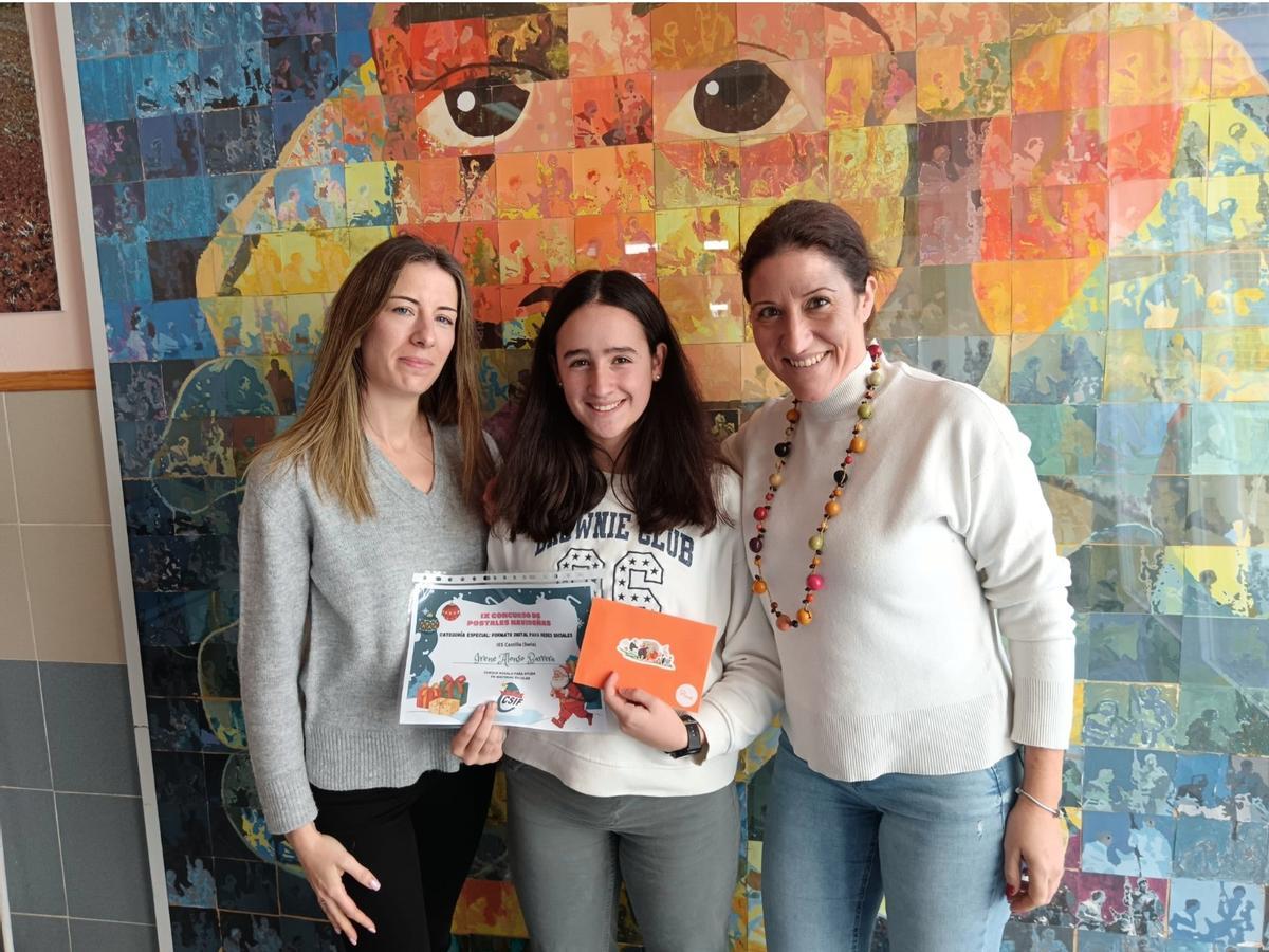 Irene Alonso Barrera, del IES Castilla de Soria, con sus profesoras.