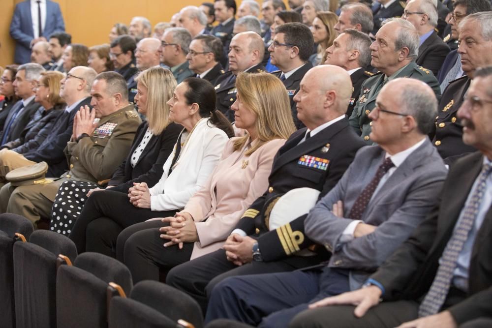 Las falleras mayores visitan los talleres de Ciudad Fallera