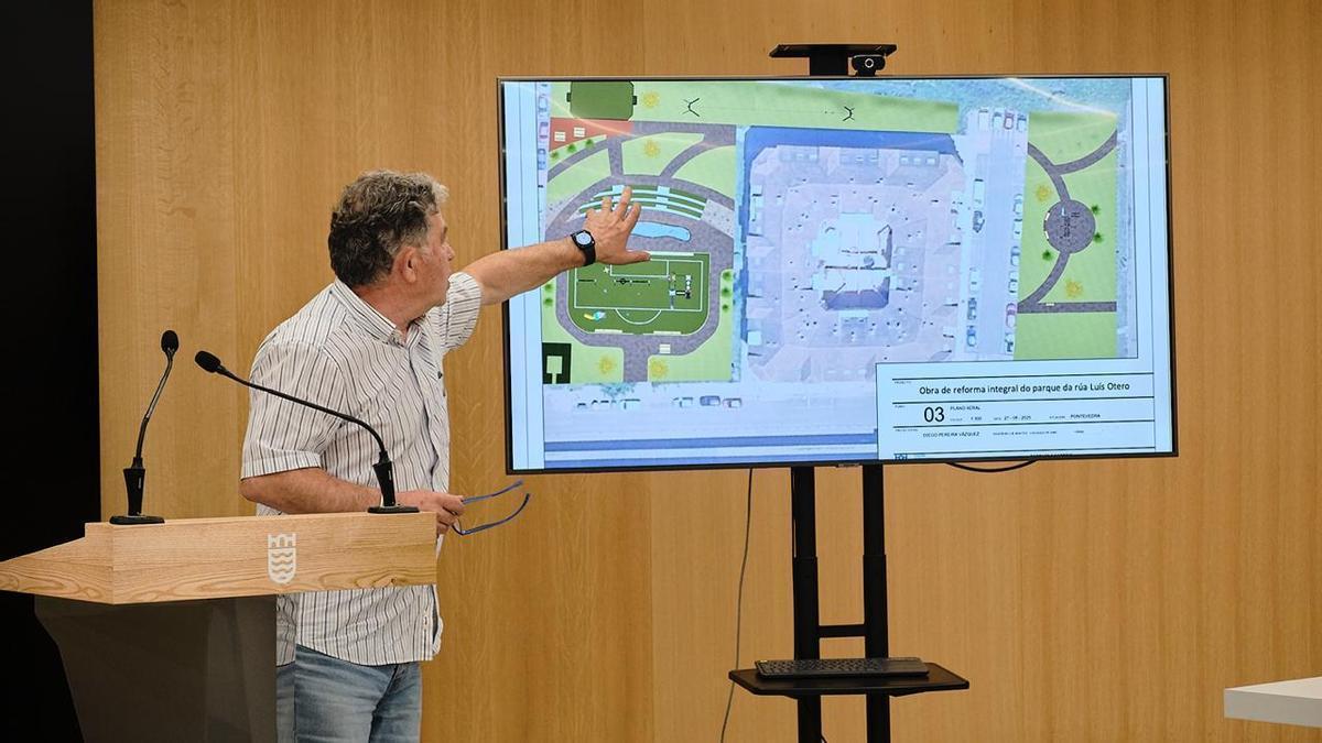 El alcalde presentando la reforma del parque Luis Otero.