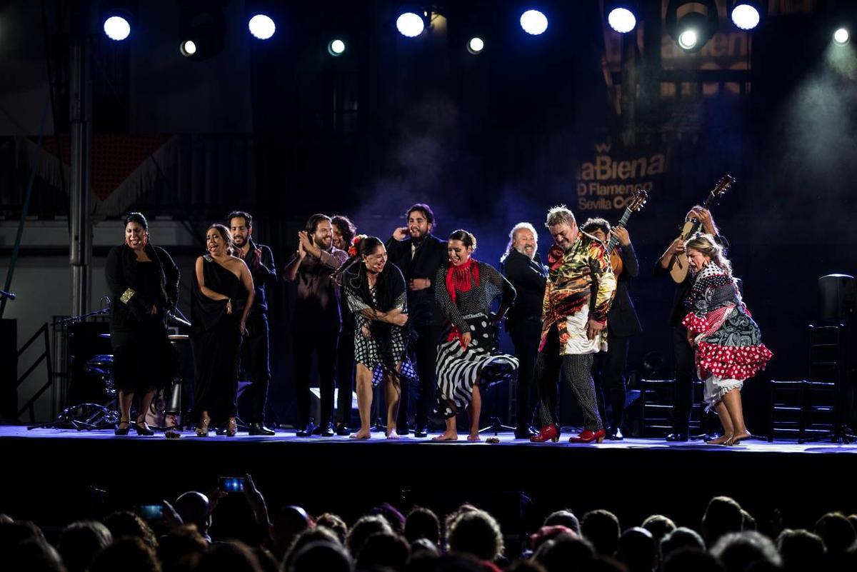 María Terremoto, Antonio Canales y Pastora Galván (ambos a la derecha de la imagen), entre otros miembros del elenco de ¡Triana viva!, espectáculo estrenado en el Hotel Triana el 14 de septiembre