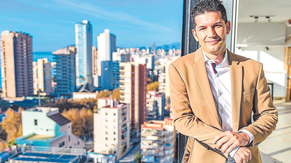 El CEO de Hotels FG, Federico Fuster, en el hotel Belroy, con vistas a la ciudad de Benidorm.