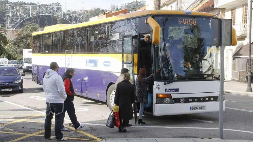 Uno de los autobuses de Monbus a Vigo cuando abrió el hospital A. Cunqueiro. // FdV