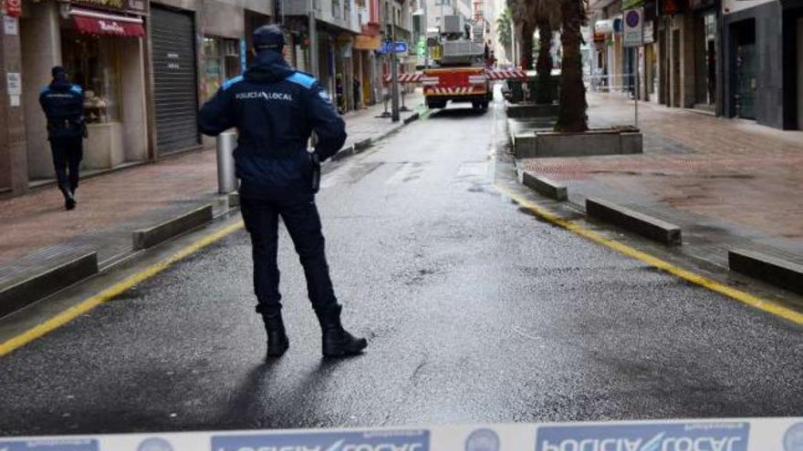 La Policía Local controla el cierre de la Peregrina mientras trabajan los Bomberos.  // G. Santos