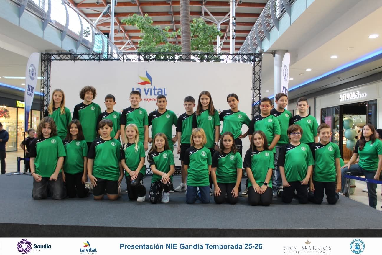 El Natació i Esports Gandia presenta a nadadores, nadadoras y técnicos