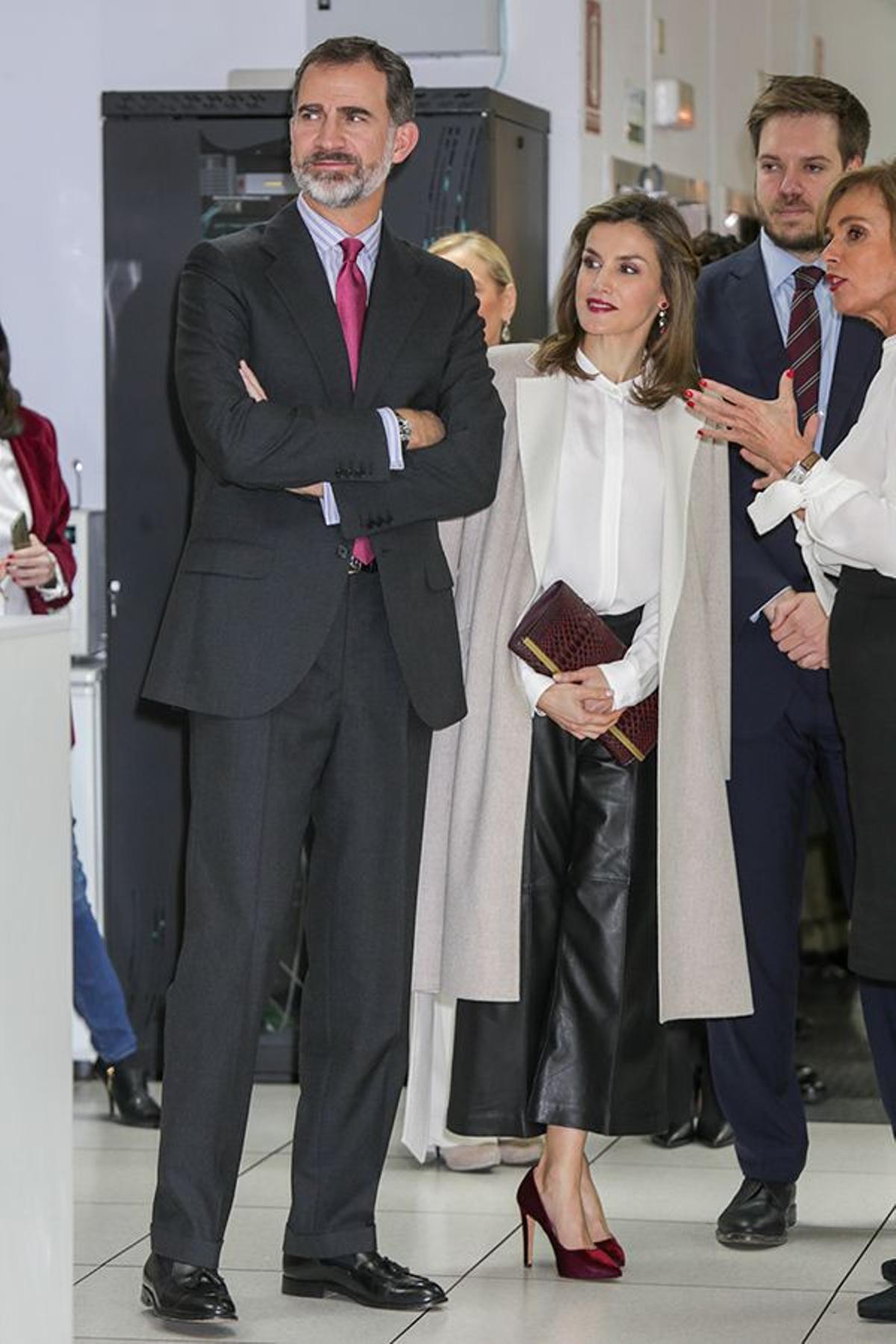 Don Felipe y doña Letizia en las instalaciones de Grupo Zeta