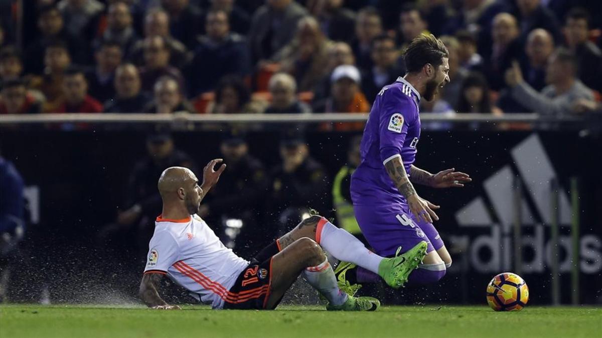 Sergio Ramos vivió un intenso choque con el valencianista Zaza