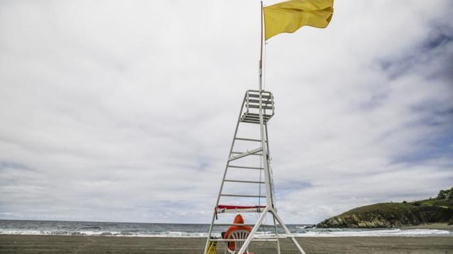 La bandera amarilla ondea en 12 playas de Águilas, Cartagena y San Javier