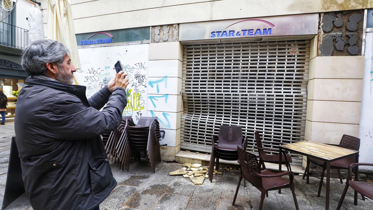 El concejal José Ramón Bello, ayer frente a una de las casas más afectadas, en la esquina de Pintores con Moret junto a Lizarrán.