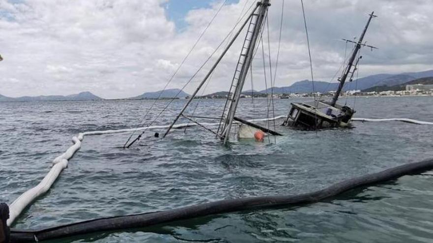 Alarma por posibles vertidos de gasoil de un barco hundido en el Port de Pollença