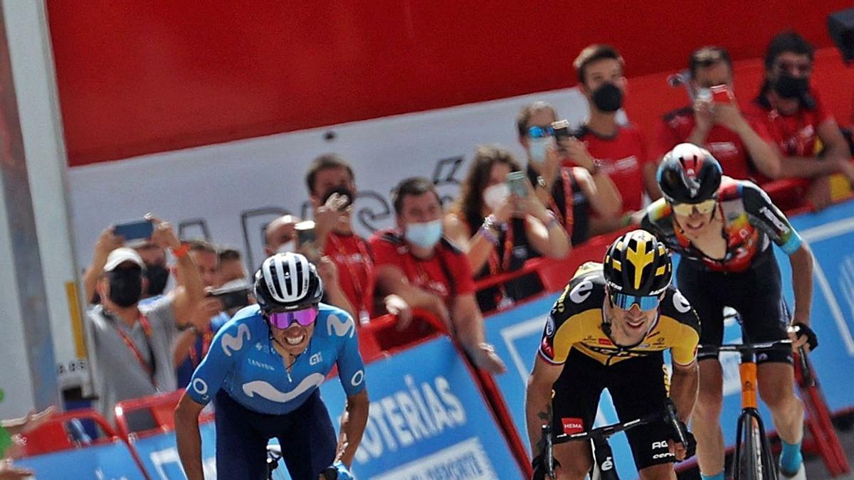 Enric Mas y Primoz Roglic esprintan en la meta de Valdepeñas.