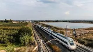 Retrasos en la alta velocidad a Barcelona por un tren varado en Madrid