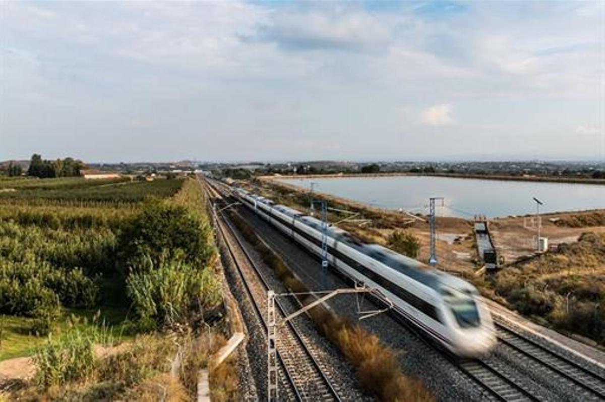 Imagen de archivo de un tren de alta velocidad