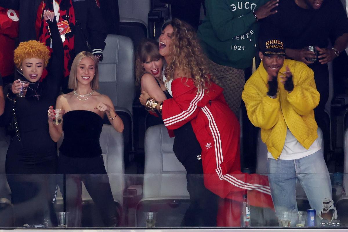 Blake Lively y Taylor Swift se abrazan en la Super Bowl