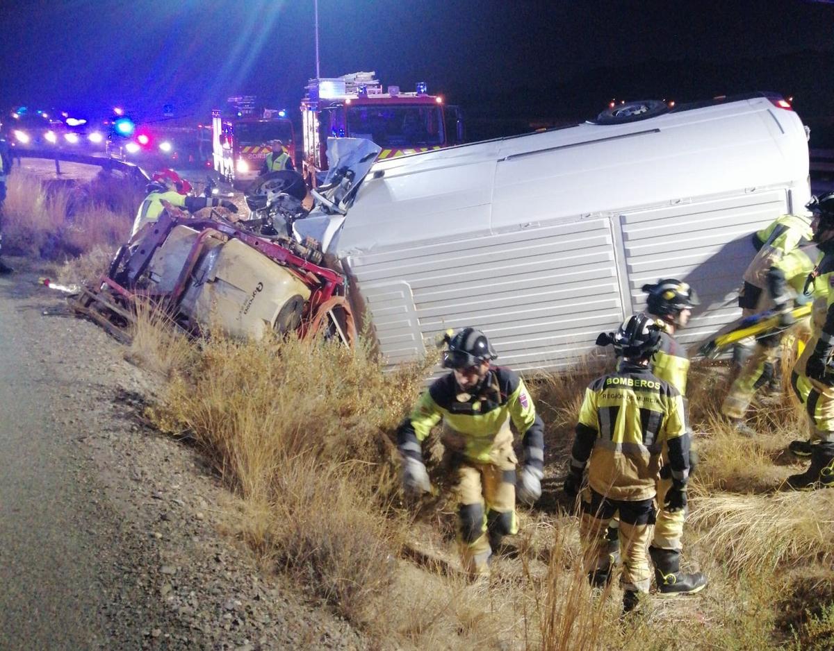 Furgoneta y tractor, destrozados, rodeados por los efectivos de rescate.