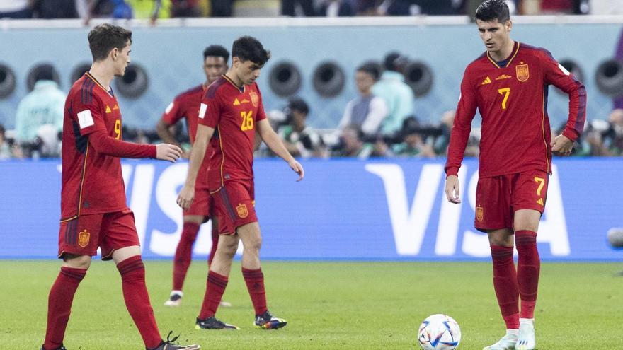 Los jugadores españoles, cabizbajos tras encajar un gol ante Japón