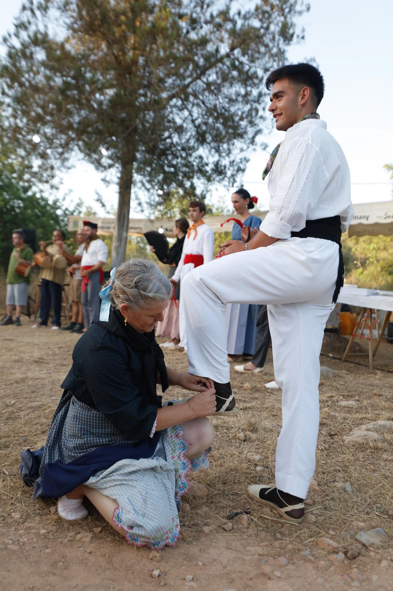 Las imágenes de la 'ballada' popular en el Pou des Escarabats, en Buscastell.