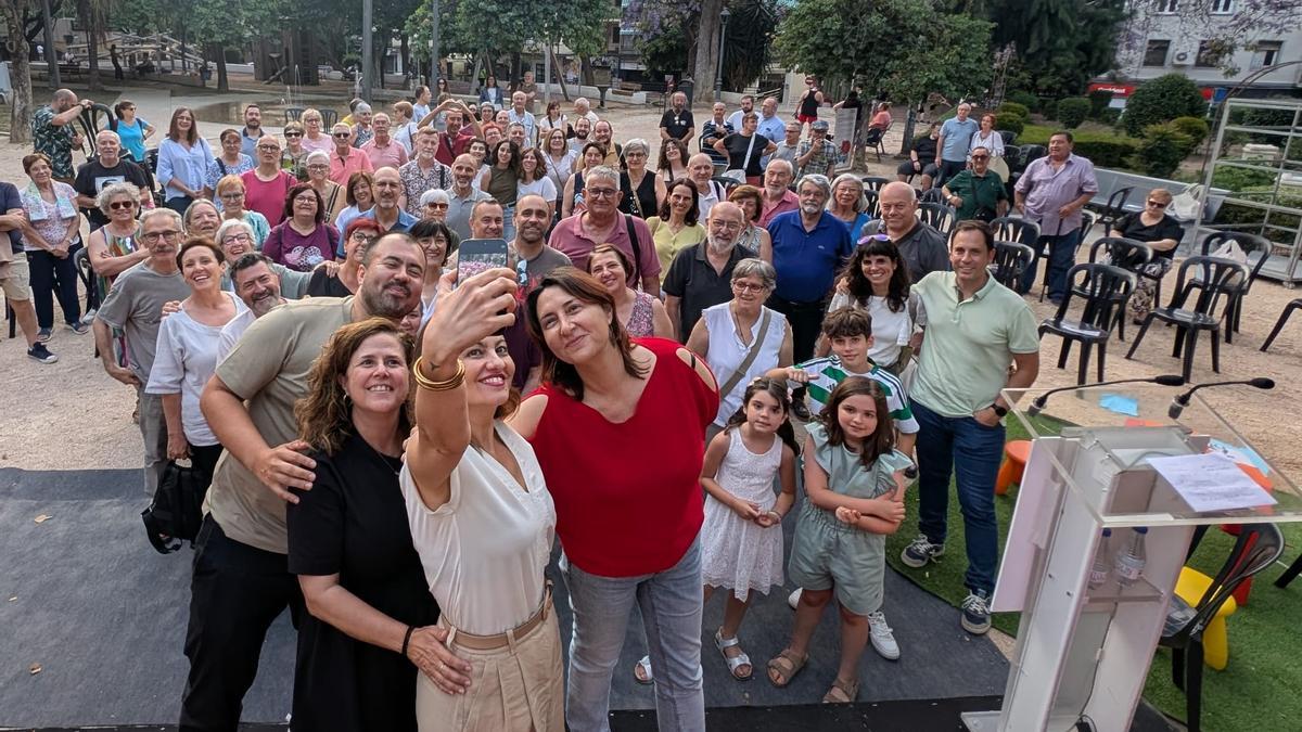 La ministra Sira Rego se hace un selfi con representantes de Xàtiva Unida y los asistentes al acto público del pasado jueves en la Glorieta José Espejo