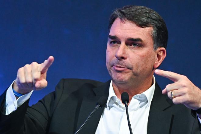Flávio Bolsonaro lanza su candidatura electoral en Brasil en pleno culebrón con la esposa de su padre