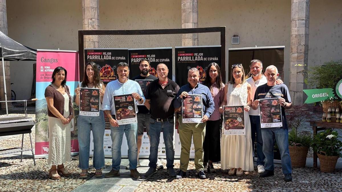 Por la izquierda, Alicia Fernández, Alba García, José Luis Fotaniella, José Manuel García, José Manuel García “Manolito”, Nacho Sandoval, Rocío Linde, Celia del Río, Ángel Menéndez y José Manuel Menéndez, durante la presentación del festival en Cangas del Narcea.
